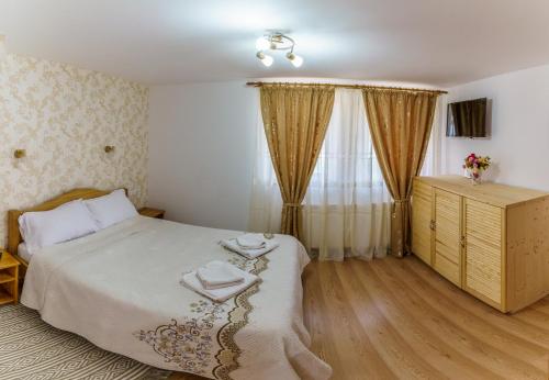 Giường trong phòng chung tại Casa Primaverii