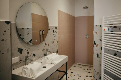 La salle de bains est pourvue d'un lavabo et d'un miroir. dans l'établissement Hotel Bries Den Haag - Scheveningen, à La Haye