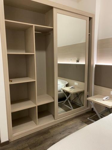 a closet with a mirror in a room at Hotel Parco Delle Rose in San Giovanni Rotondo