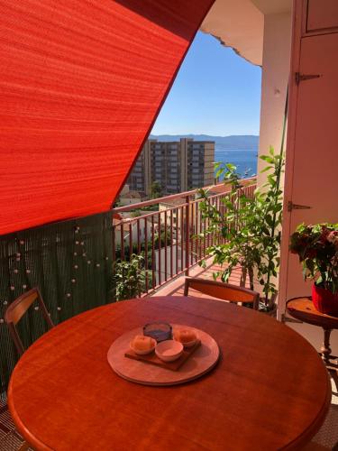 une table avec un plateau de beignets sur un balcon dans l'établissement Appartement climatisé F3 proche plage port et aéroport, à Ajaccio