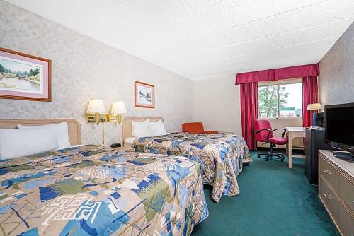 En eller flere senger på et rom på Norwood Inn & Suites La Crosse