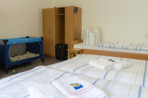 a room with two beds and a bunk bed at Gästehaus am Oberlausitzer Dreieck in Bertsdorf