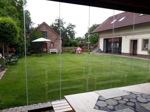a view of a yard from a house with glass walls at Studio pro 2 osoby se samostatným vstupem in Kutná Hora