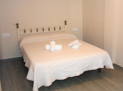 um quarto com uma cama com duas toalhas em Paraiso 2 dormitorios en primera linea de mar - 333 em Pals