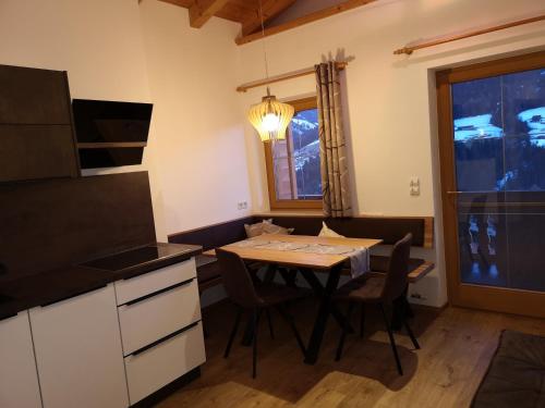 eine Küche und ein Esszimmer mit einem Tisch und Stühlen in der Unterkunft Haus Kristall in Alpbach