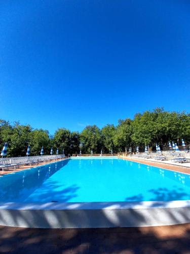 Bazén v ubytování Luxor Chianti Glamping village nebo v jeho okolí