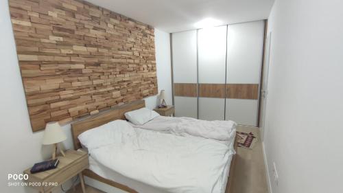 Ένα ή περισσότερα κρεβάτια σε δωμάτιο στο Apartman Snjezna pahuljica - FREE GARAGE