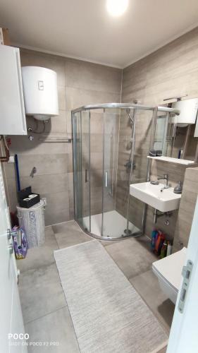 Ένα μπάνιο στο Apartman Snjezna pahuljica - FREE GARAGE