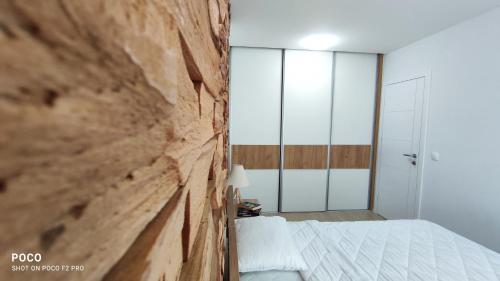 Ένα ή περισσότερα κρεβάτια σε δωμάτιο στο Apartman Snjezna pahuljica - FREE GARAGE
