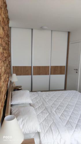 Ένα ή περισσότερα κρεβάτια σε δωμάτιο στο Apartman Snjezna pahuljica - FREE GARAGE