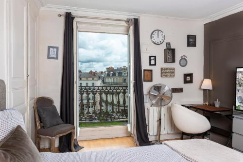 - une chambre avec une fenêtre offrant une vue sur la ville dans l'établissement Hyper Centre Place du ralliement, à Angers
