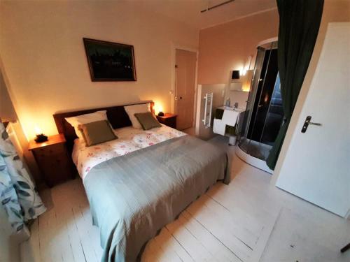 1 dormitorio con cama y ventana grande en CHEZ TANTE SOLY, en Le Chambon-sur-Lignon