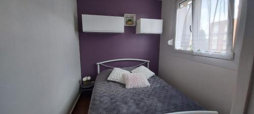 - une petite chambre avec un lit et une fenêtre dans l'établissement Résidence Laennec Tout Confort LOOS les LILLE - Proche CHR et Fac Médecine - Ménage et linge en option, à Loos
