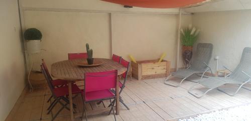 Correns的住宿－La petite maison dans un village bio，一间带桌椅的用餐室