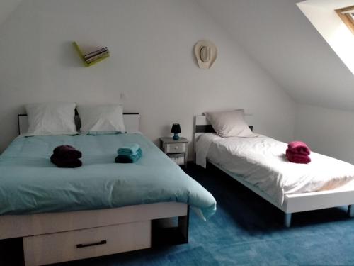 dos camas sentadas una al lado de la otra en un dormitorio en La Flandre entre plaine, mer et marais, en Rubrouck
