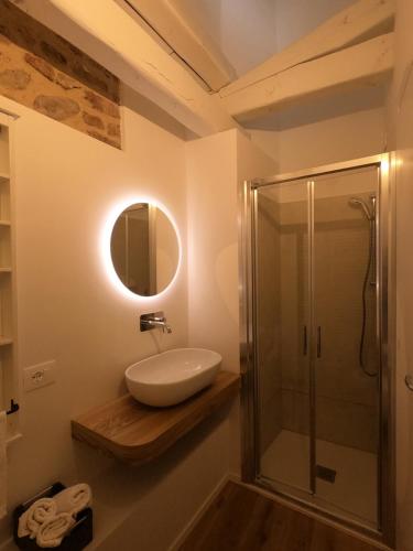 La salle de bains est pourvue d'un lavabo et d'une douche. dans l'établissement Al Vecchio Essicatoio, à Bassano del Grappa