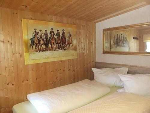 ein Schlafzimmer mit einem Bett und einem Wandgemälde in der Unterkunft Old West Ranch "Urlaub auch mit Pferd möglich" in Windelsbach