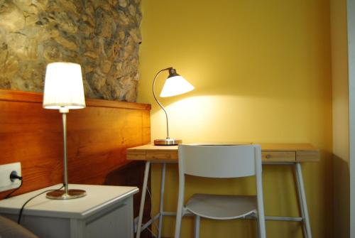 a desk with a lamp and a chair in a room at Casa Zologorri in Ganuza