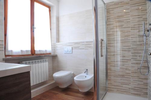 a bathroom with a toilet and a sink and a shower at Il Mandorlo in Sant'Orfeto