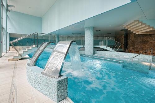 Bazén v ubytování Hotel Uroczysko nebo v jeho okolí