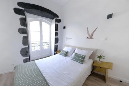 Tempat tidur dalam kamar di Boa Nova Hostel
