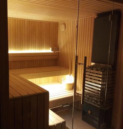 un sauna avec une baignoire et un lavabo ainsi qu'une télévision dans l'établissement Chalet Tontine, 3 bedrooms, sauna, terrace and great views !, aux Houches