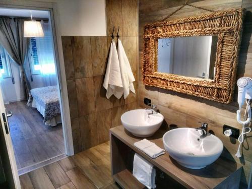 a bathroom with two sinks and a mirror at Casa Ronzani B&B in Salcedo