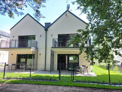 Apartamenty w sam las by KLIF Ustka - apartament na parterze z tarasem i parkingiem