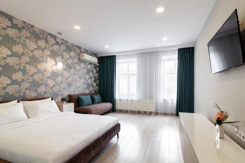 een hotelkamer met een bed en een televisie bij Alfa Apartments Svobody 39 in Lviv