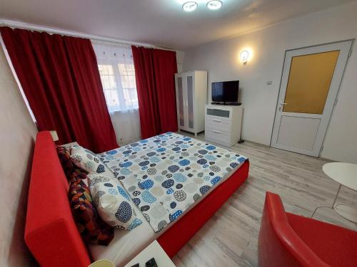 アルバ・ユリアにあるStudio 1 Decembrieのベッドルーム(赤いベッド1台、赤いソファ付)