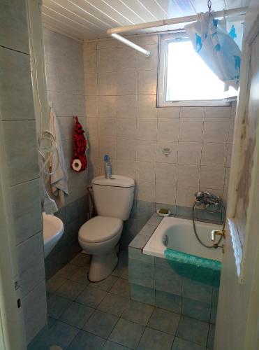 A bathroom at Lefteris BEAUTIFUL AEGINA
