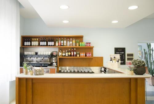 een keuken met een aanrecht met flessen alcohol bij Casa per ferie Il Pioppo in Marina di Massa