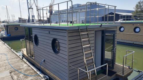 a small boat with a ladder on a dock at La Mare Resort in Gothenburg