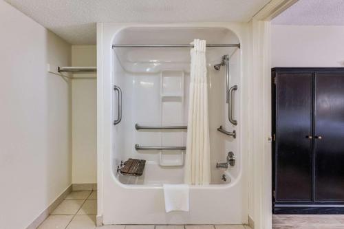 y baño con ducha y cortina de ducha. en Quality Inn & Suites Hot Springs - Lake Hamilton, en Hot Springs