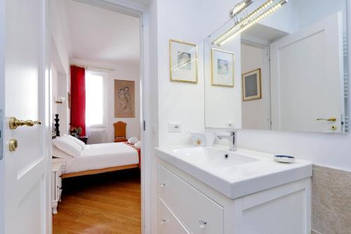 La salle de bains blanche est pourvue d'un lavabo et d'un miroir. dans l'établissement Sistina, à Rome