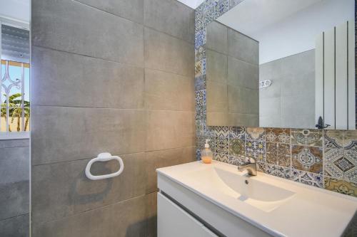 łazienka z umywalką i lustrem w obiekcie Villa Ibicenca w mieście Vejer de la Frontera