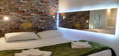 Una cama o camas en una habitación de Domatia