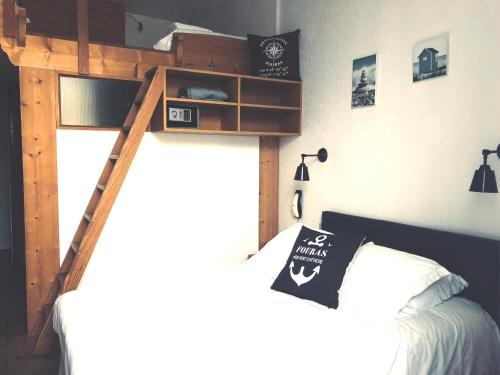 Ένα ή περισσότερα κρεβάτια σε δωμάτιο στο Hôtel 2 étoiles et Restaurant Le Galet Bleu