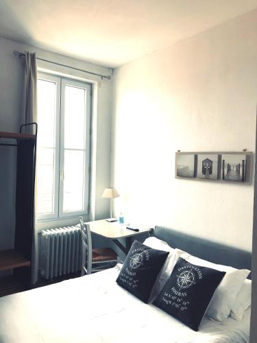 Ένα ή περισσότερα κρεβάτια σε δωμάτιο στο Hôtel 2 étoiles et Restaurant Le Galet Bleu
