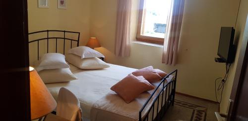 sypialnia z łóżkiem z 2 poduszkami w obiekcie Rooms & Apartment STELIO w mieście Loborika