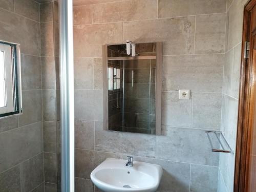 W łazience znajduje się umywalka i lustro. w obiekcie Hospedaria D. Fernando w mieście Viseu