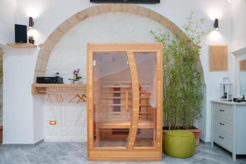 a wooden door in a kitchen with an archway at CASA ZEN in Montesano Salentino