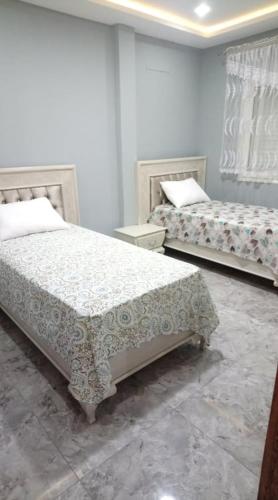 Habitación con 2 camas en una habitación en S+2 HAUT STANDING à 200m du plage à Dar Allouche / Kélibia / Nabeul en Hanshīr Qaşr Ghallāb