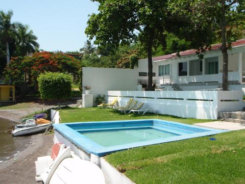 una piscina en el patio de una casa en Hotel Los Angeles, en Tequesquitengo