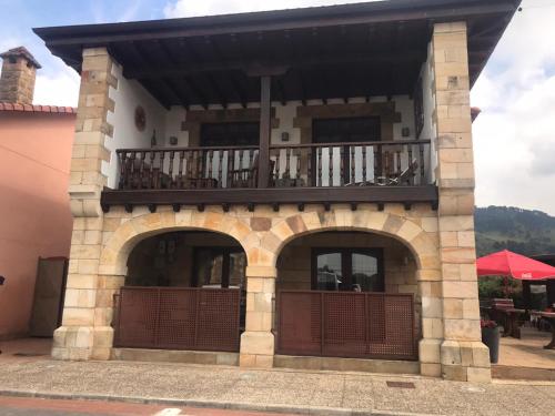 ein Gebäude mit Balkon darüber in der Unterkunft Casa el Elefante Blanco in Cabárceno