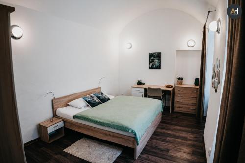 - une chambre avec un lit et un bureau dans l'établissement AH Alžbetina, à Košice