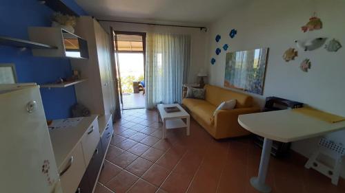 un salon avec un canapé et une table dans l'établissement La Finestra su Stintino 2, à Stintino