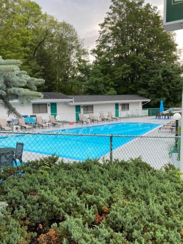 Swimming pool sa o malapit sa Brookside Motel & Cabins