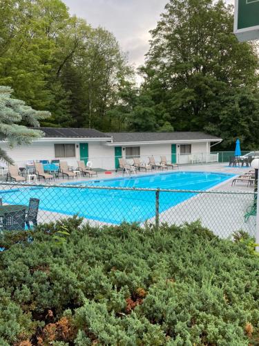 
Swimming pool sa o malapit sa Brookside Motel & Cabins
