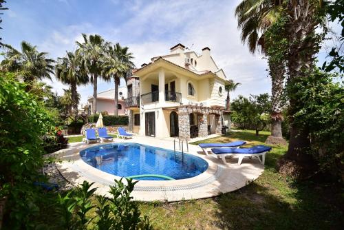 una casa con piscina en el patio en Villa Phoenix en Fethiye